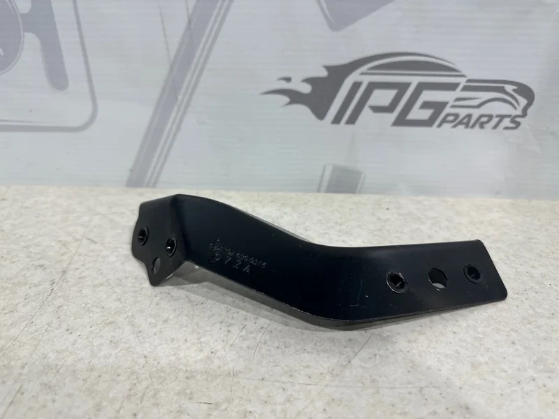 Кронштейн усилителя переднего бампера правый Mercedes-benz W204