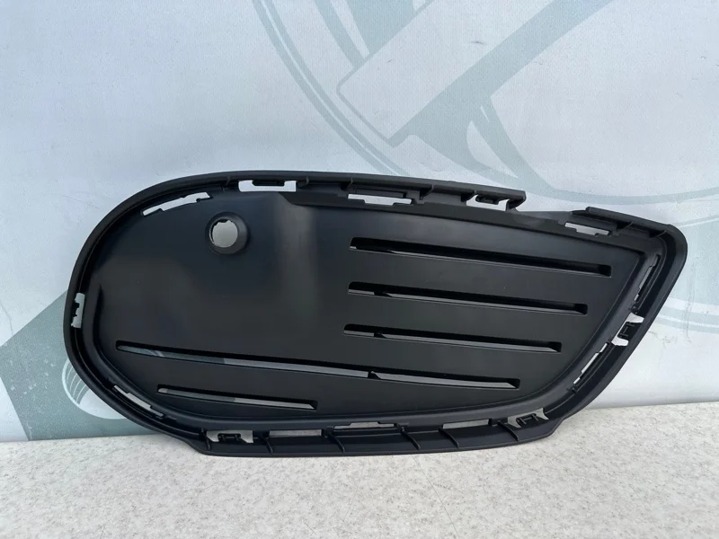 Решетка переднего бампера правая Mercedes-benz W205