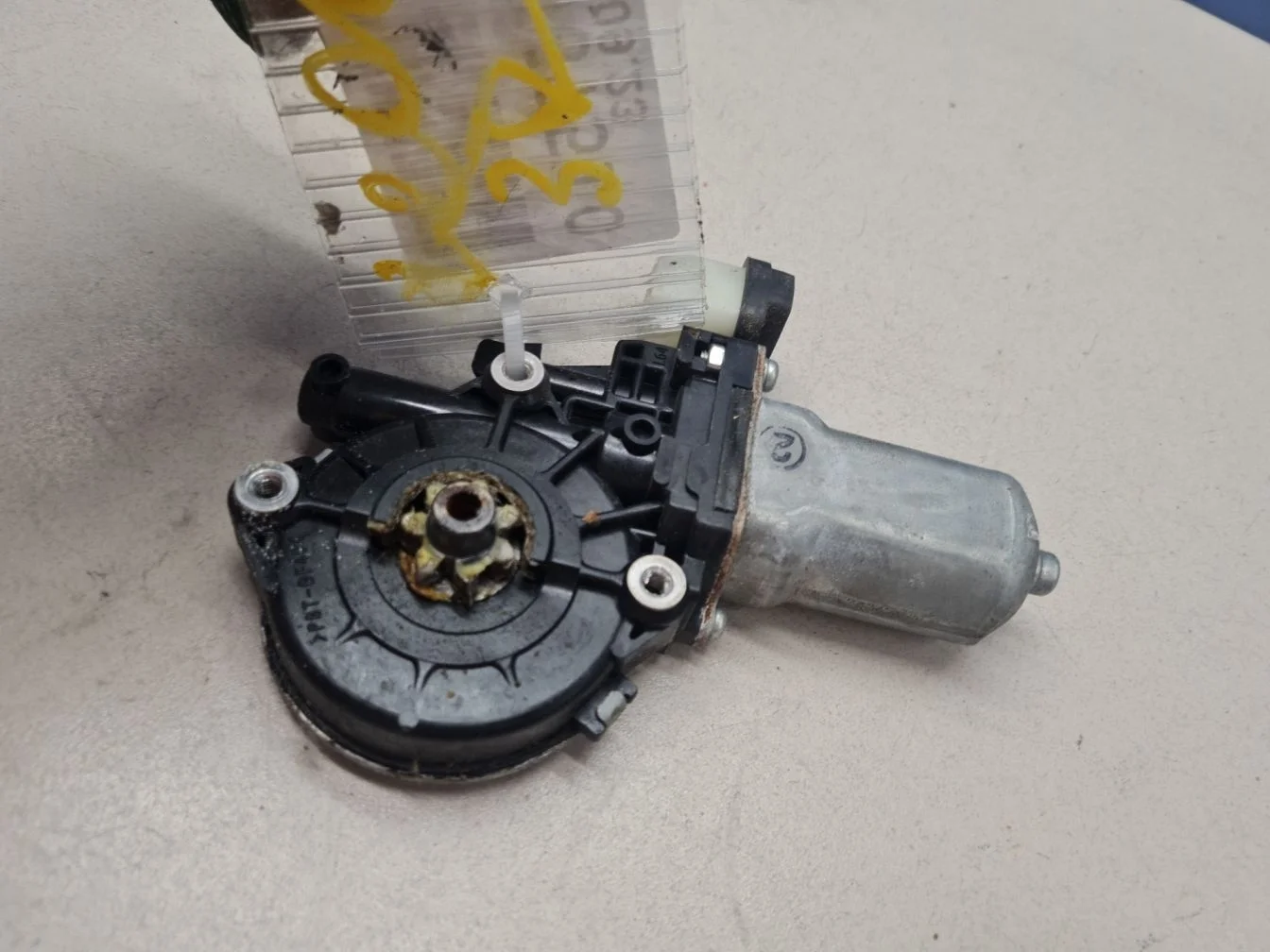 Моторчик стеклоподъёмника задний правый для Mitsubishi L200 KB 2006-2016