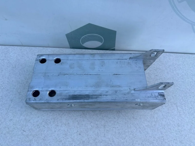 Кронштейн усилителя переднего бампера правый Mercedes-benz W222