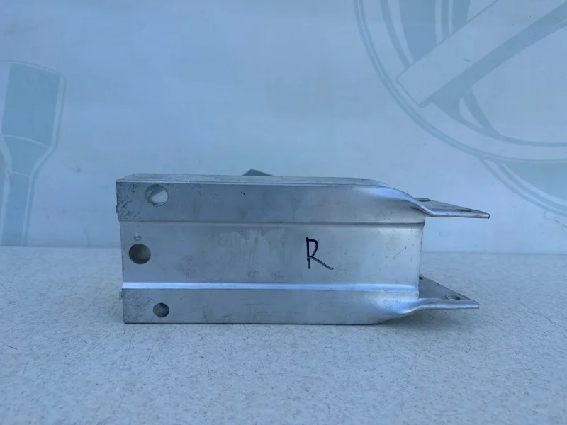 Кронштейн усилителя переднего бампера правый Mercedes-benz W212