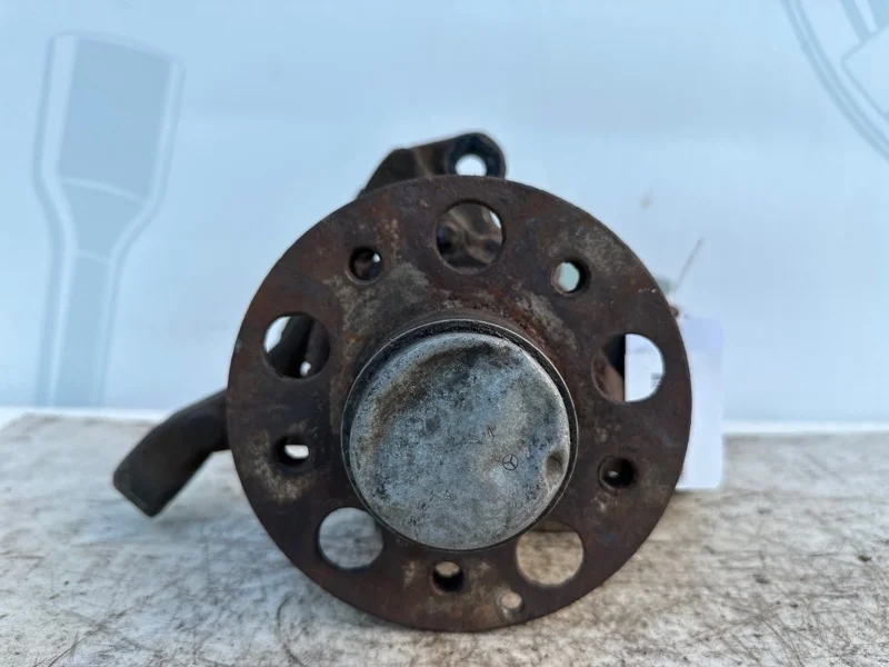 Поворотный кулак передний правый Mercedes-benz W203