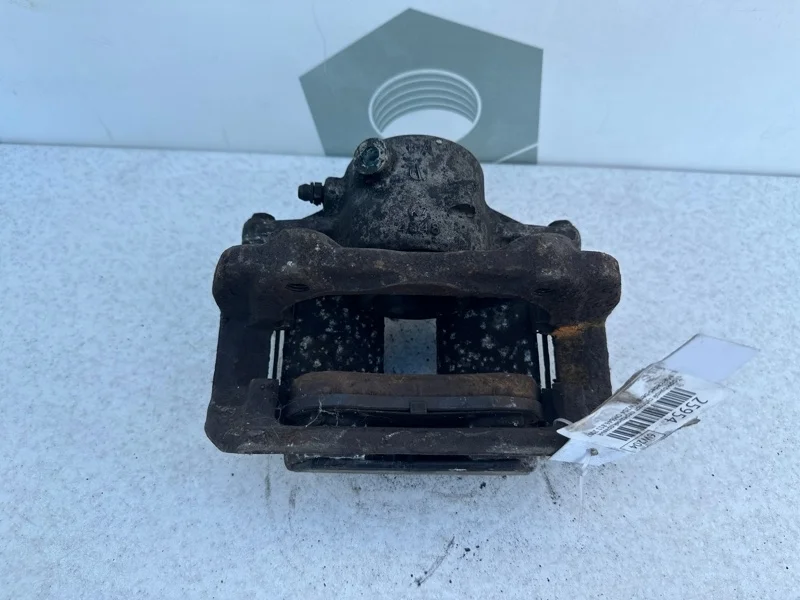 Тормозной суппорт передний правый Mercedes-benz 2007 W204