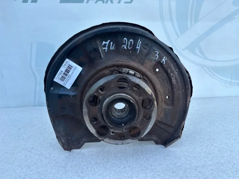 Кулак задний правый Mercedes-benz 2010 W204