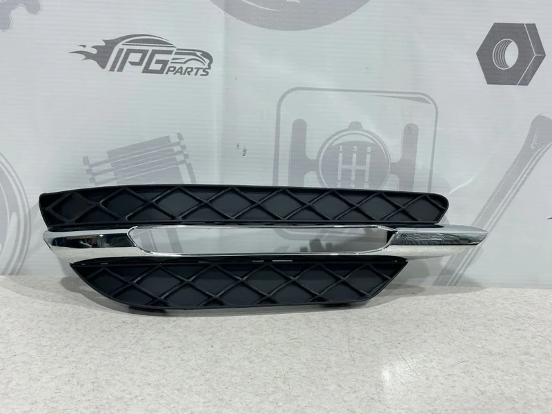 Решетка переднего бампера левая Mercedes-benz W204