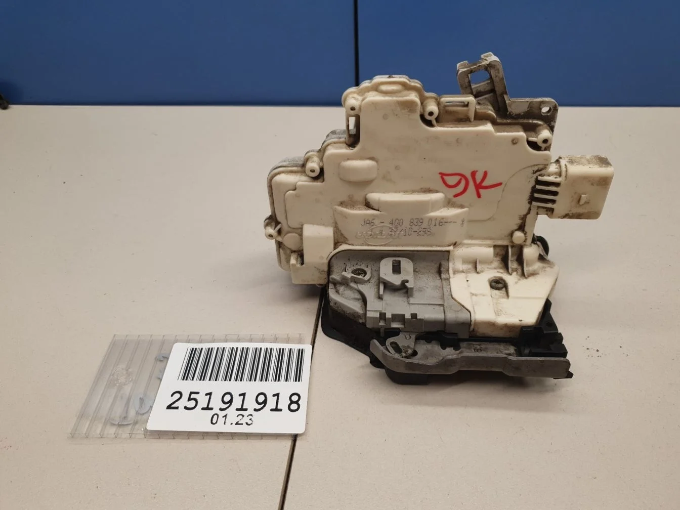 Замок двери задней правой для Volkswagen Touareg 2018-