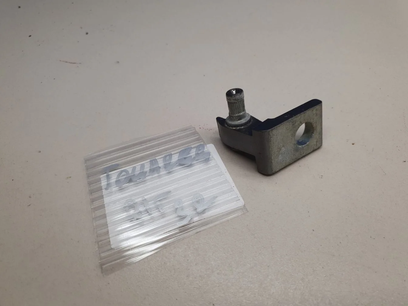 Петля двери правая для Volkswagen Touareg 2010-2018