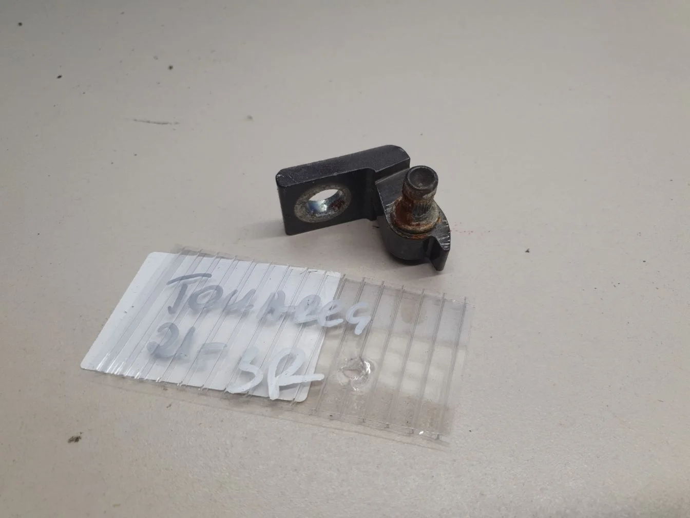 Петля двери правая для Volkswagen Touareg 2010-2018