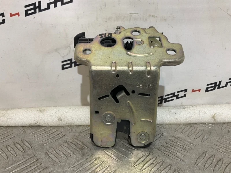 Замок багажника Audi A3 2013 8R0827505 8P