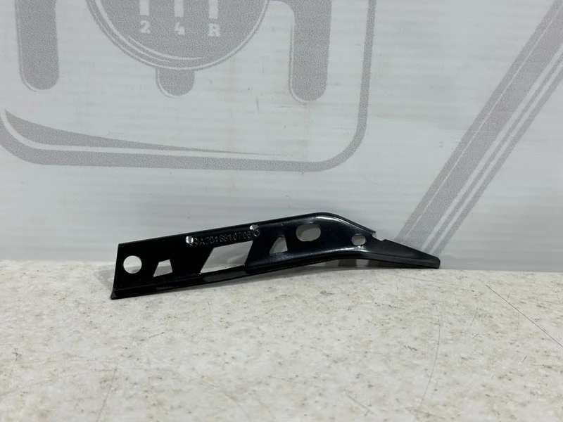 Кронштейн переднего бампера левый Mercedes-benz W204