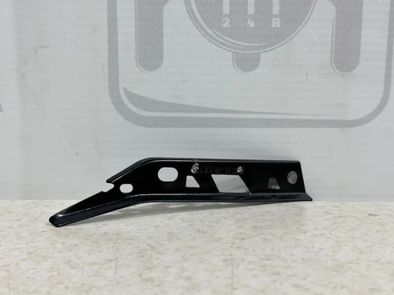 Кронштейн переднего бампера правый Mercedes-benz W204