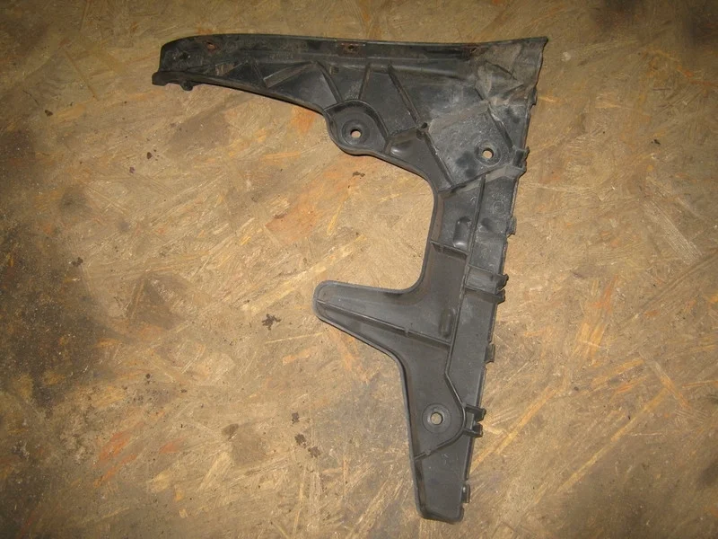 Кронштейн заднего бампера левый Audi A6 C6