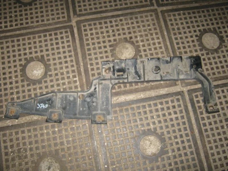 Направляющая заднего бампера BMW 3 серия E90