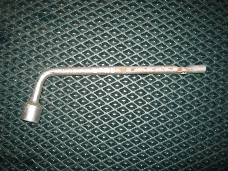 Ключ балонный Nissan X-Trail T31