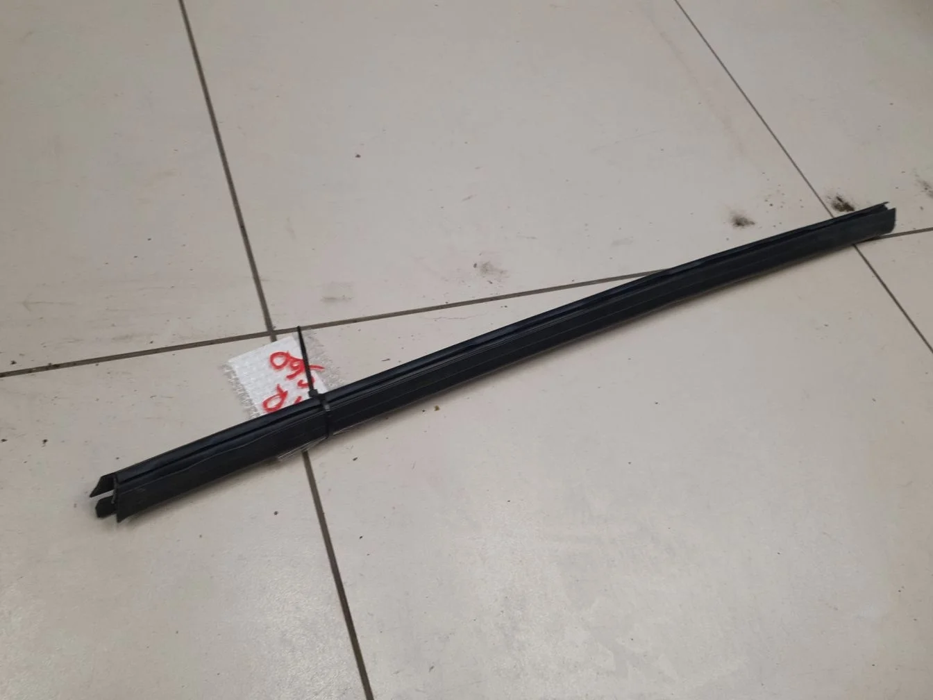 Накладка стекла передней правой двери для Volvo S60 2010-2018