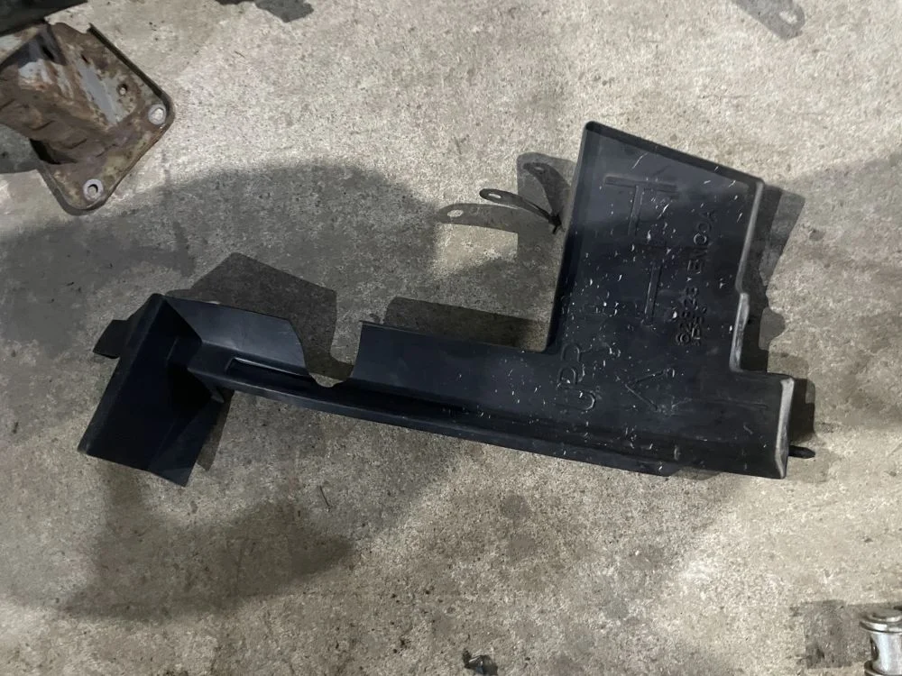 дефлектор радиатора левый nissan tiida C11