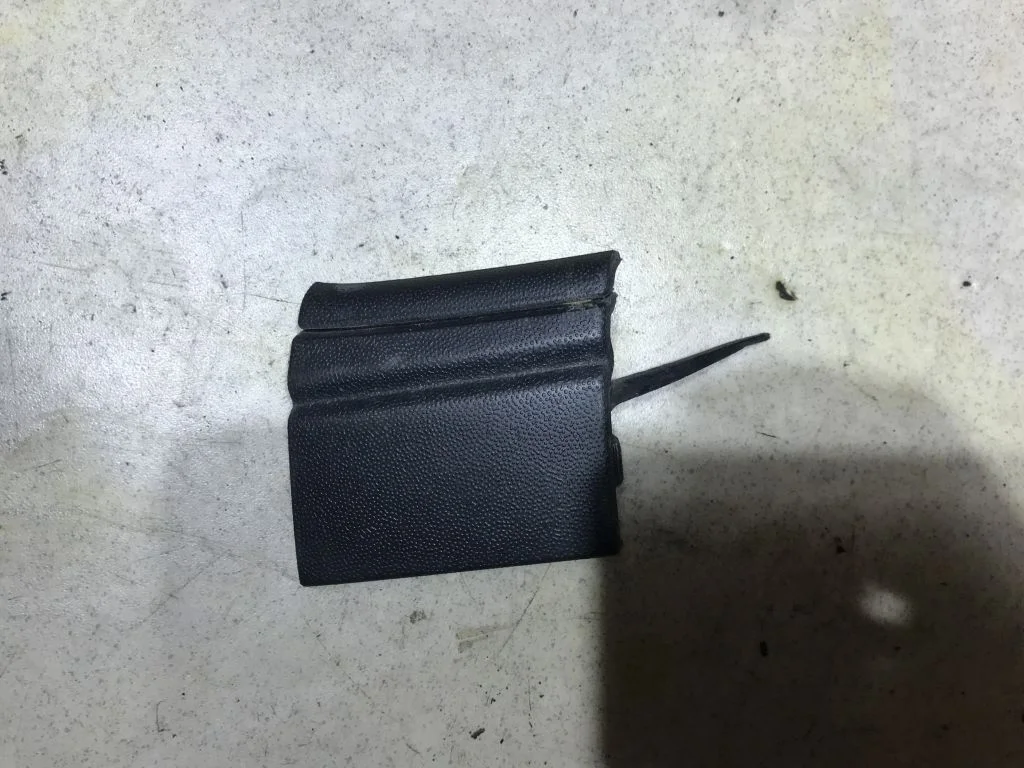 Заглушка крюка в бампер правая VW Touareg