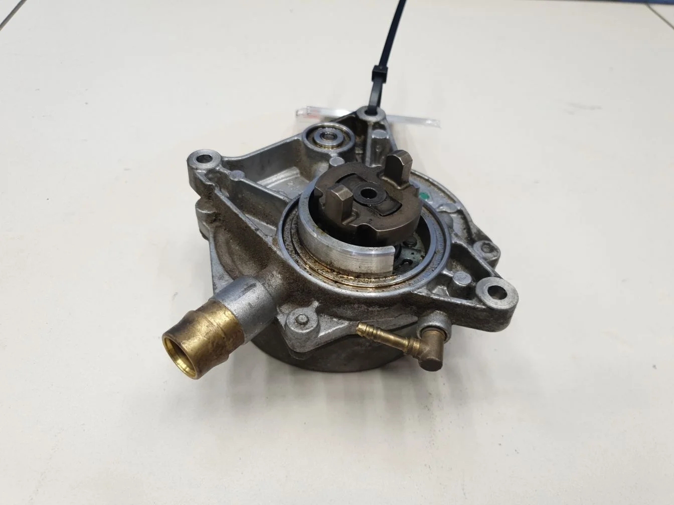 Насос вакуумный для Porsche Macan 2013-