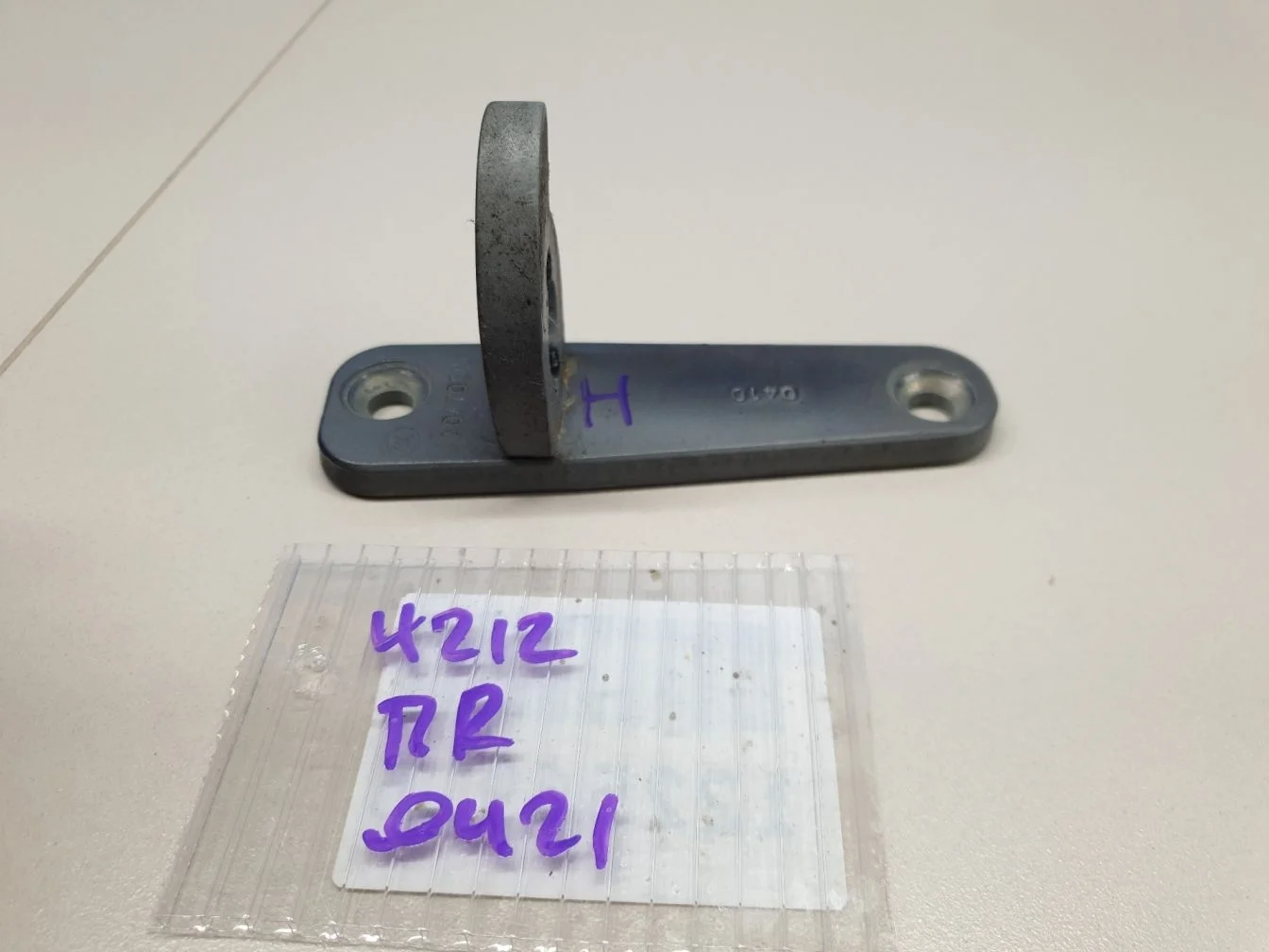 Петля двери передней правой нижняя для Mercedes E-klasse W212 2009-2016