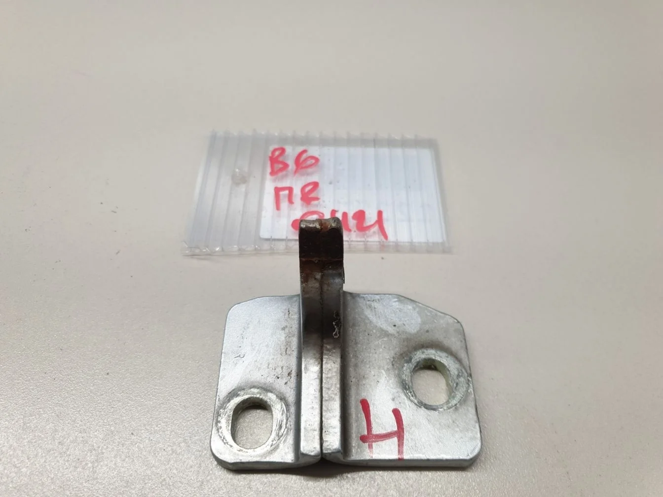 Петля двери передней правой нижняя для Volkswagen Passat B6 2005-2010