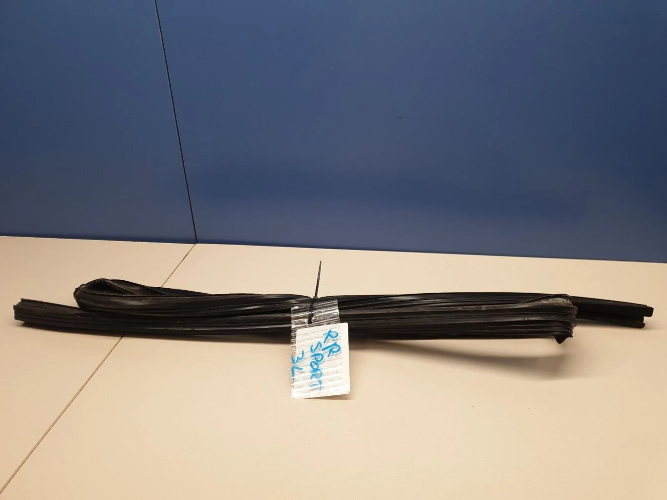 Уплотнитель стекла двери задний левый для Land Rover Range Rover Sport 2005-2012