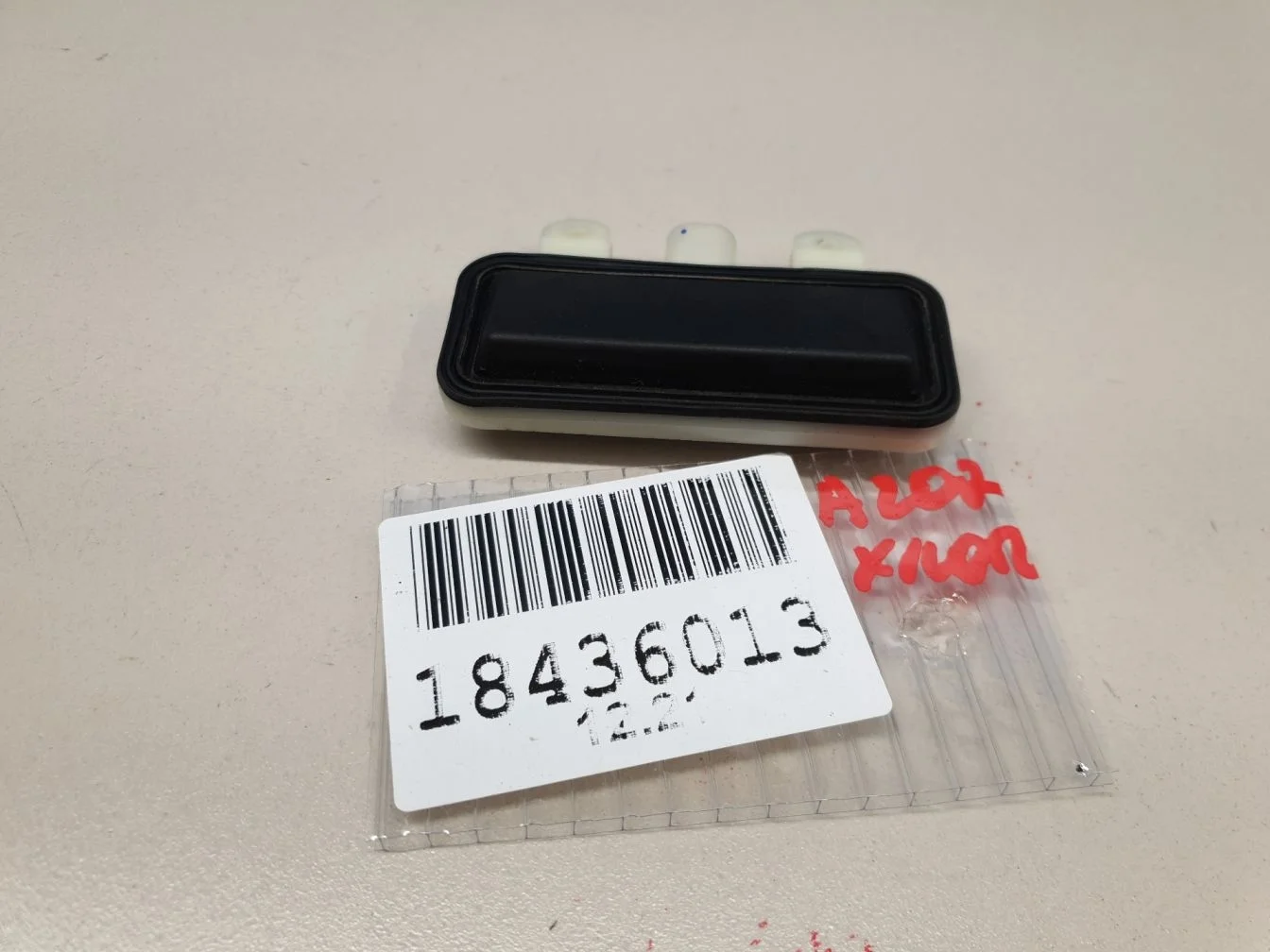 Кнопка открывания багажника для Mercedes E-klasse C207 Coupe 2009-2016