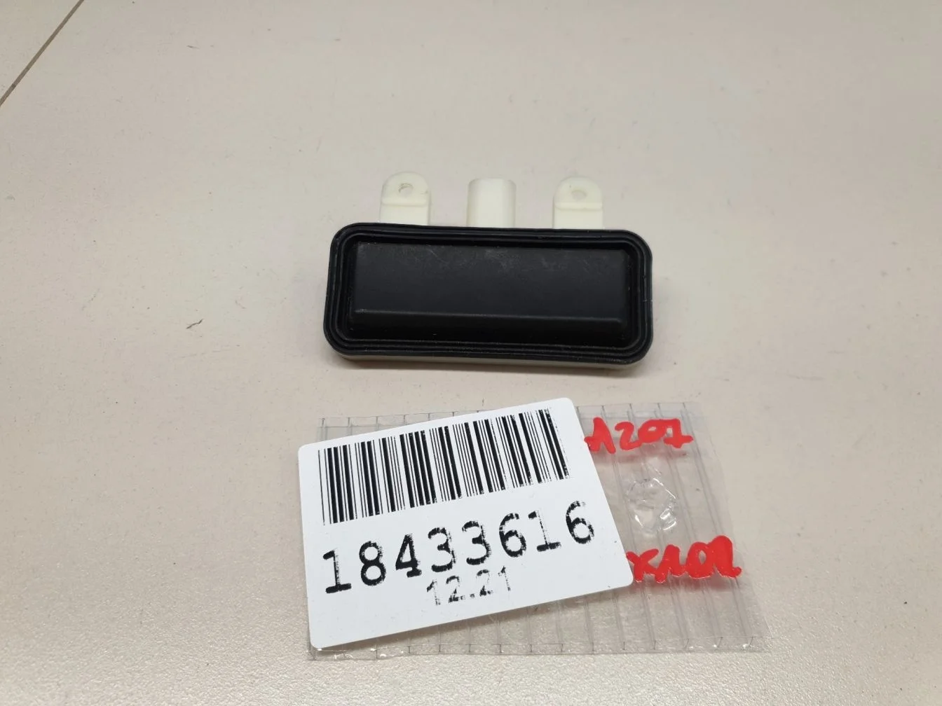 Кнопка открывания багажника для Mercedes E-klasse C207 Coupe 2009-2016