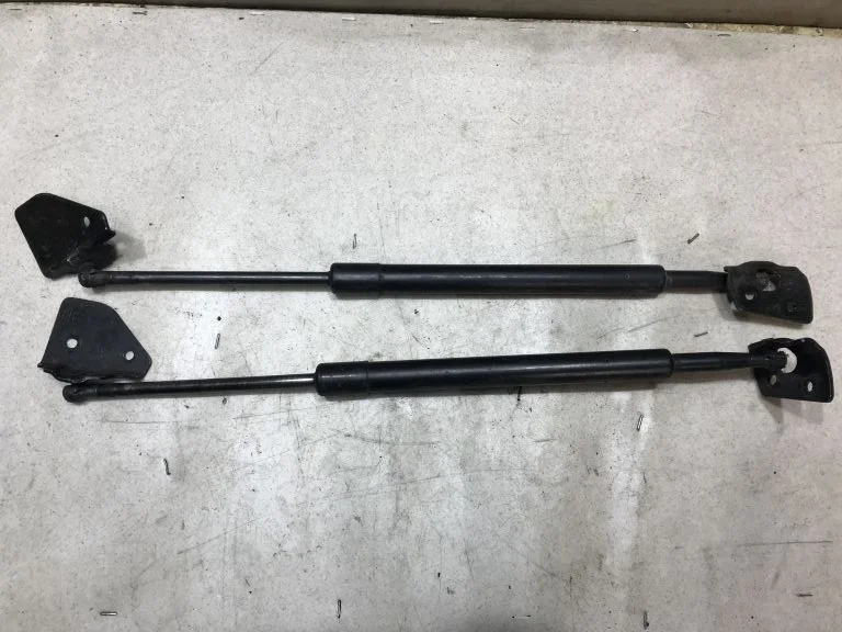 Амортизатор багажника Nissan Pathfinder