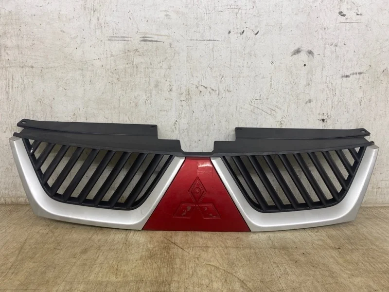 Решетка радиатора MITSUBISHI OUTLANDER XL 2007 2008 2009 7450A037HA CW1W 4B11, передняя