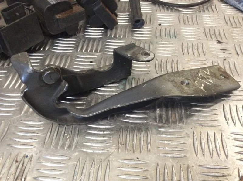 Петля капота Renault Koleos 2008 1