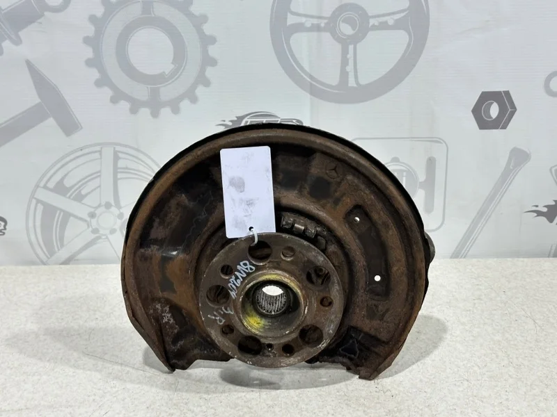 Кулак задний правый Mercedes-benz 2008 W204