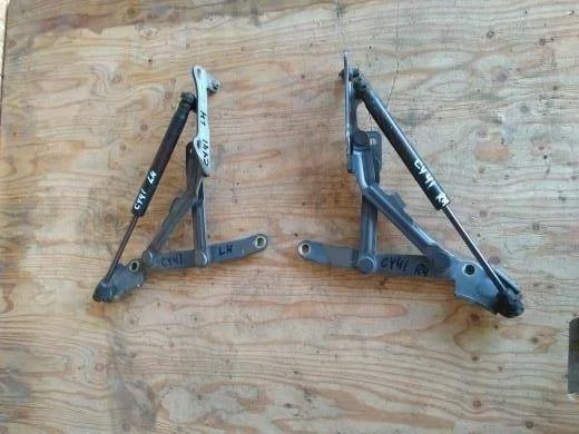 Б.у. петля багажника (2шт) MITSUBISHI LANCER CY4A MITSUBISHI LANCER CY4A