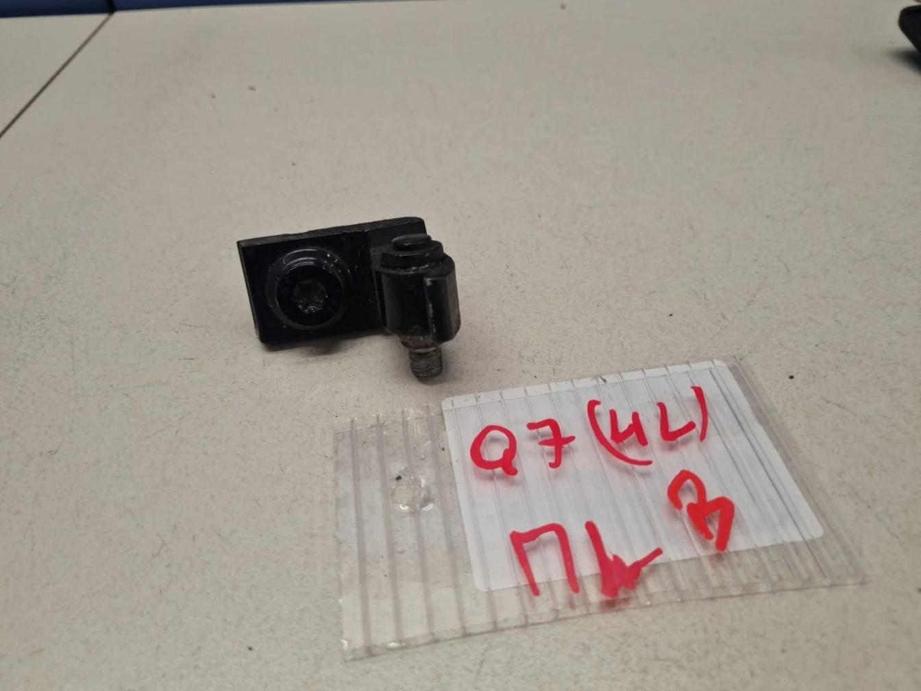 Петля двери передней левой верхняя для Audi Q7 4L 2005-2015