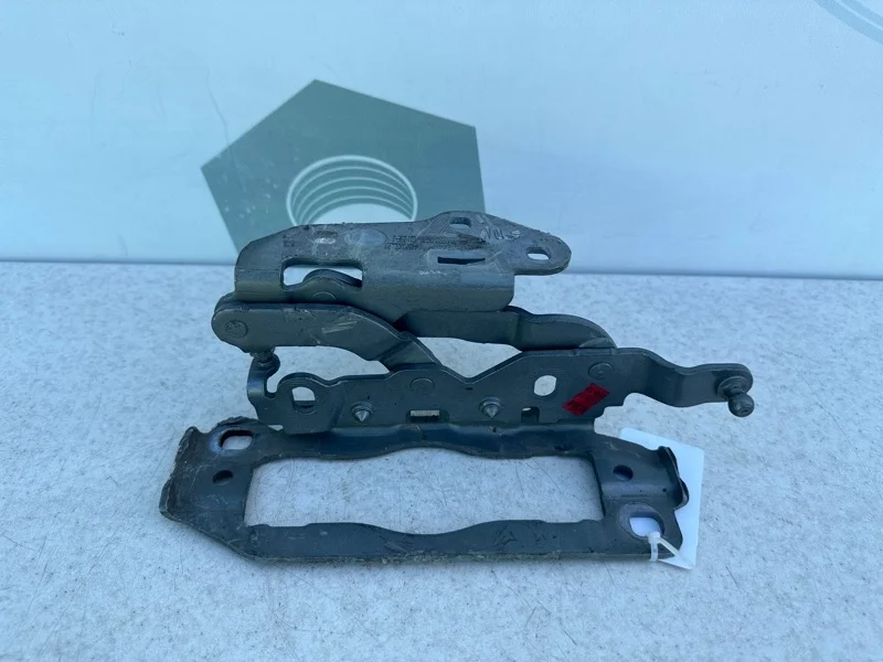 Петля капота правая Mercedes-benz W212