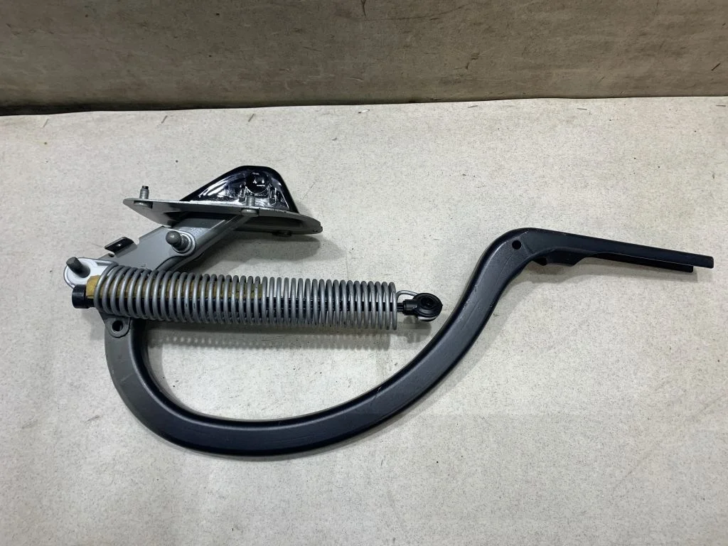 Петля багажника правая BMW F10