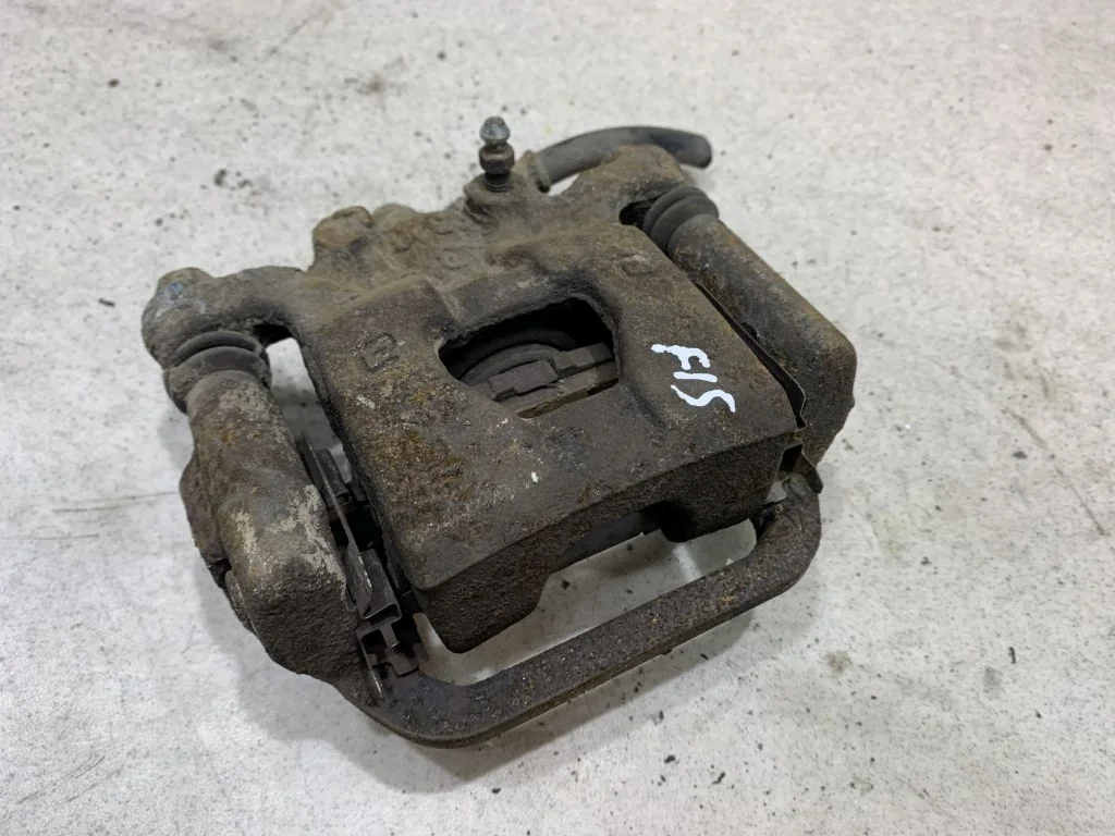 440011KD0A Суппорт задний правый Nissan Juke F15