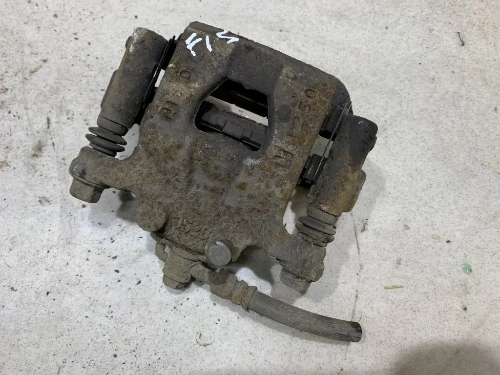 440111KD0A Суппорт задний левый Nissan Juke F15