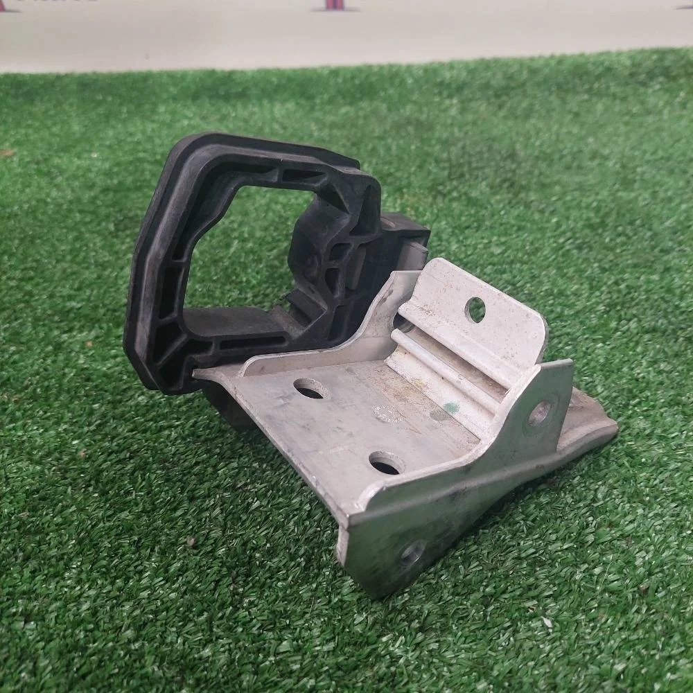 Кронштейн усилителя бампера BMW F10