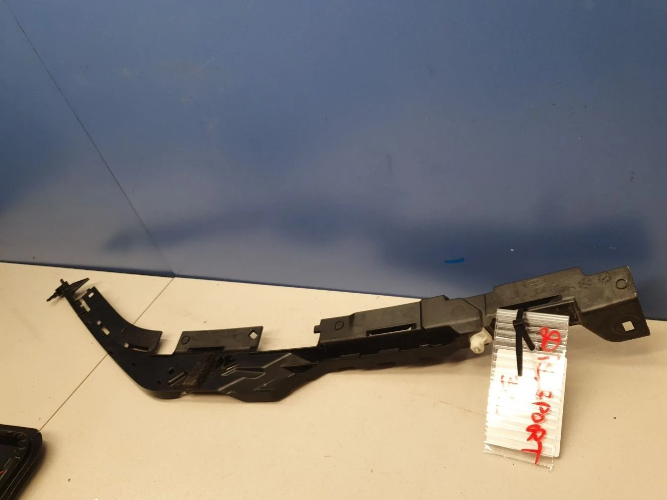 Направляющая стекла двери задней левой для Land Rover Discovery Sport 2014-