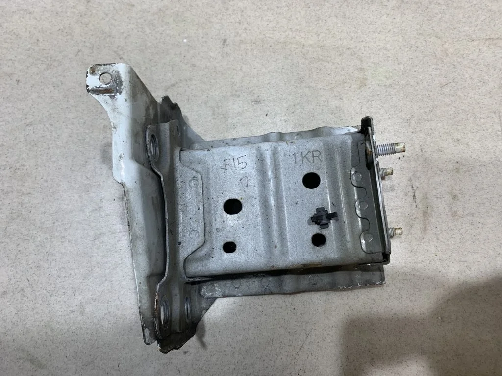 Кронштейн усилителя правый Nissan Juke F15 Жук Ф15