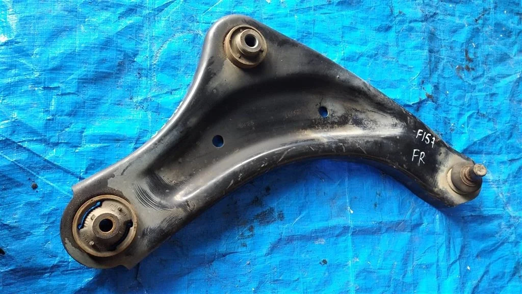 Б.у. рычаг NISSAN JUKE F15E NISSAN JUKE F15E