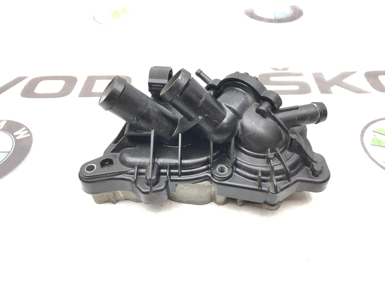 Водяная помпа в сборе с термостатом Skoda Yeti 2016 04E121600BG 5L 1.2 CYVB