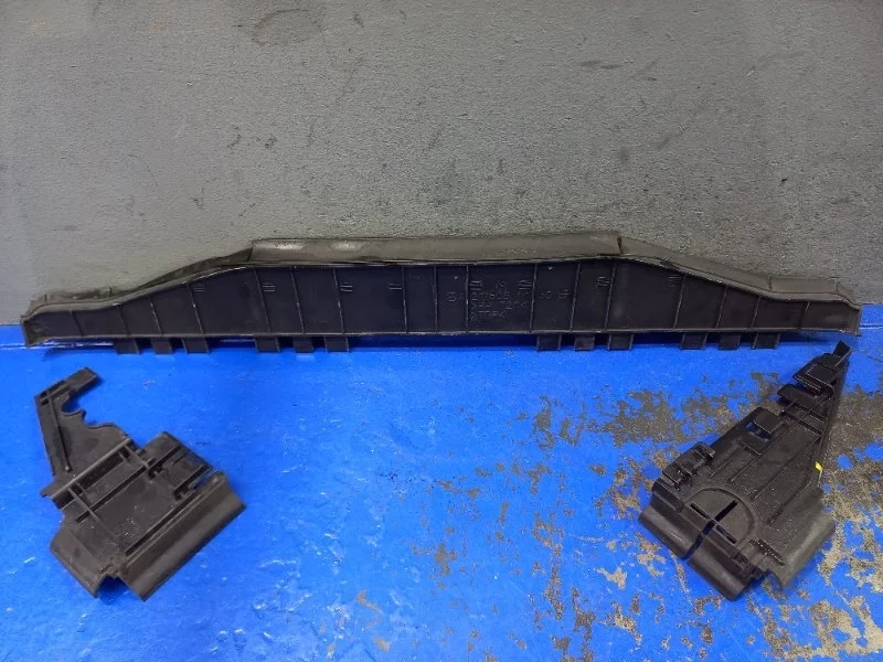 Дефлекторы радиатора Mercedes W212