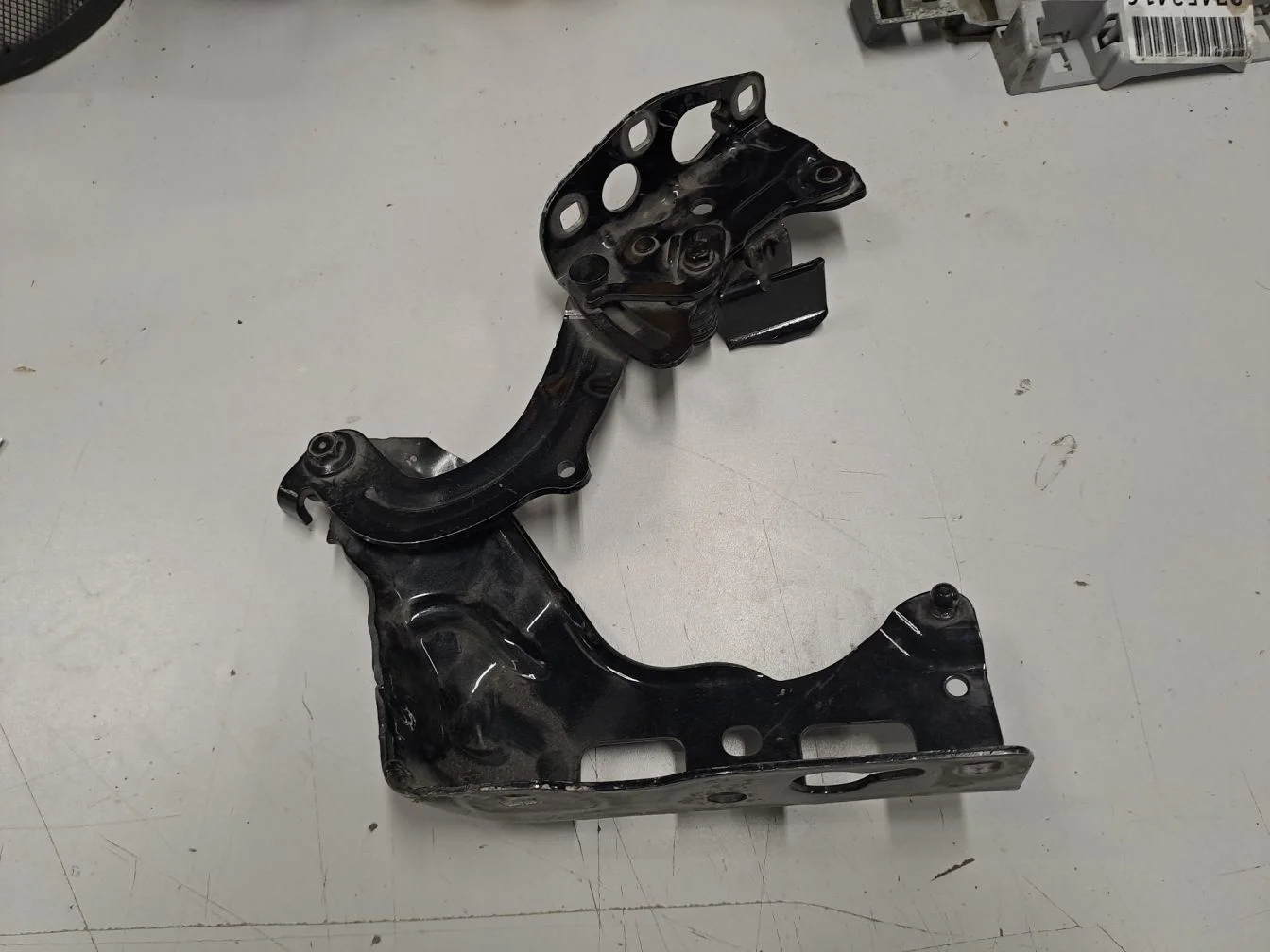 Петля капота левая для Mercedes E-klasse W213 2016-