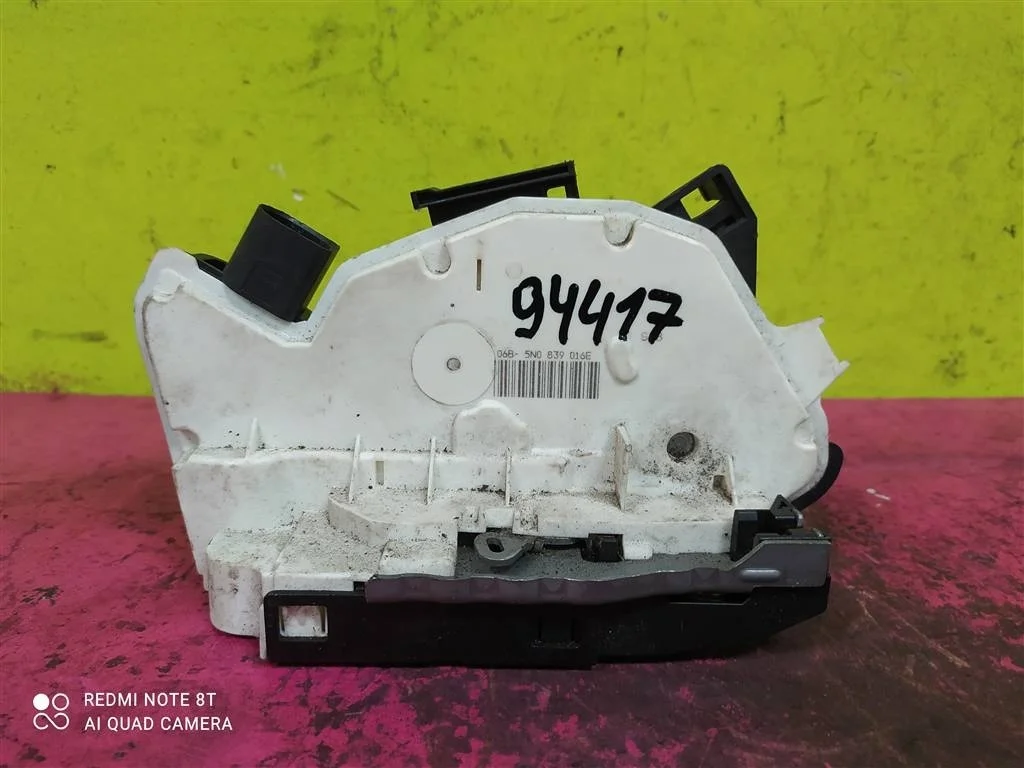 Замок двери задний правый Tiguan Passat 5N0839016E