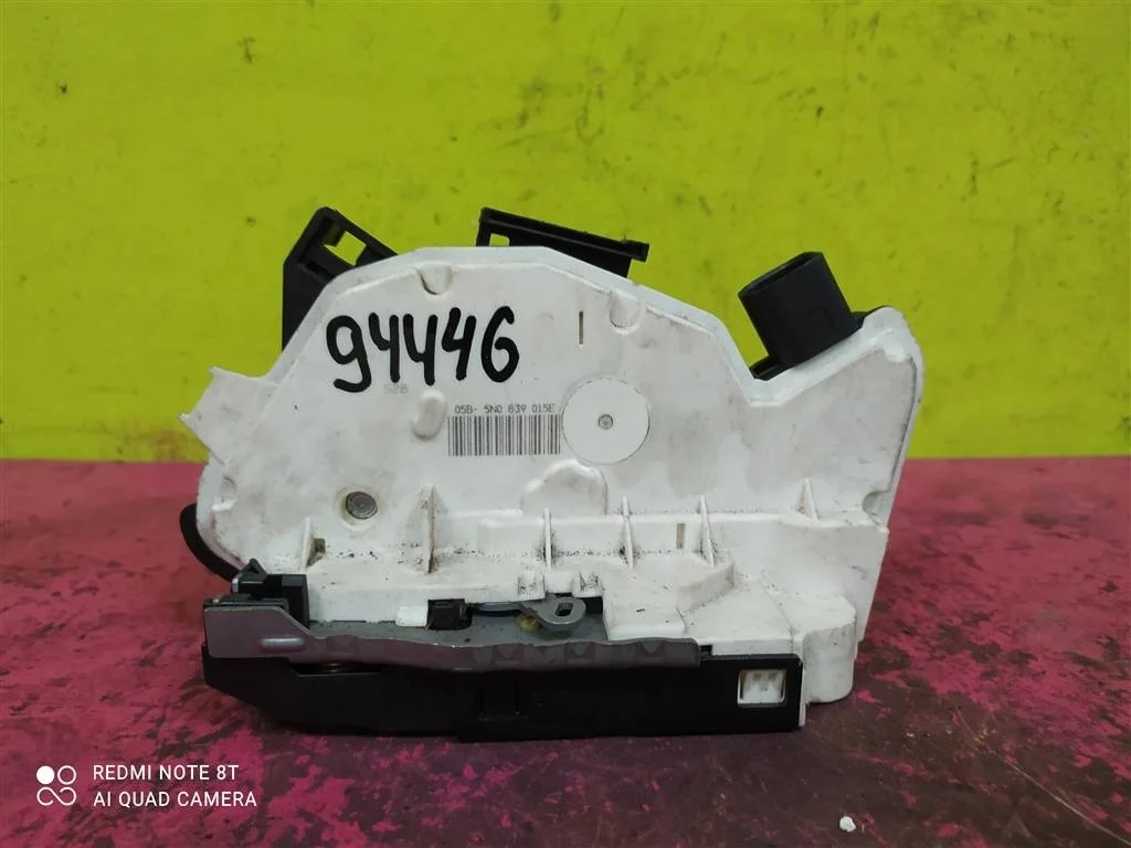 Замок двери задний левый Passat Tiguan 5N0839015E