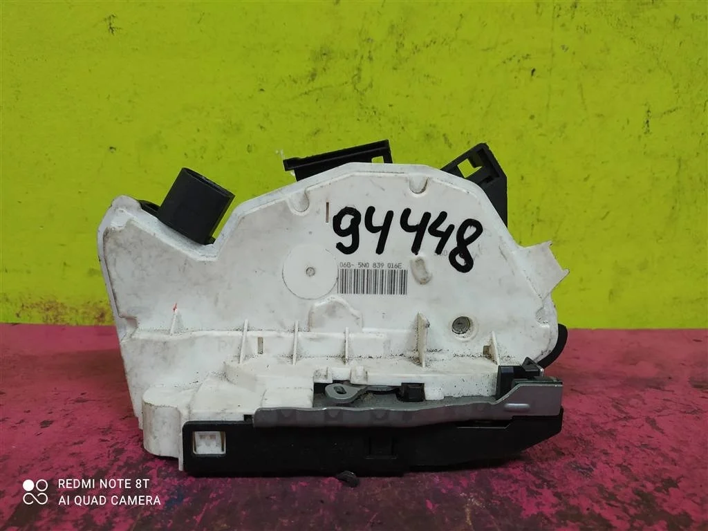 Замок двери задний правый Tiguan Passat 5N0839016E