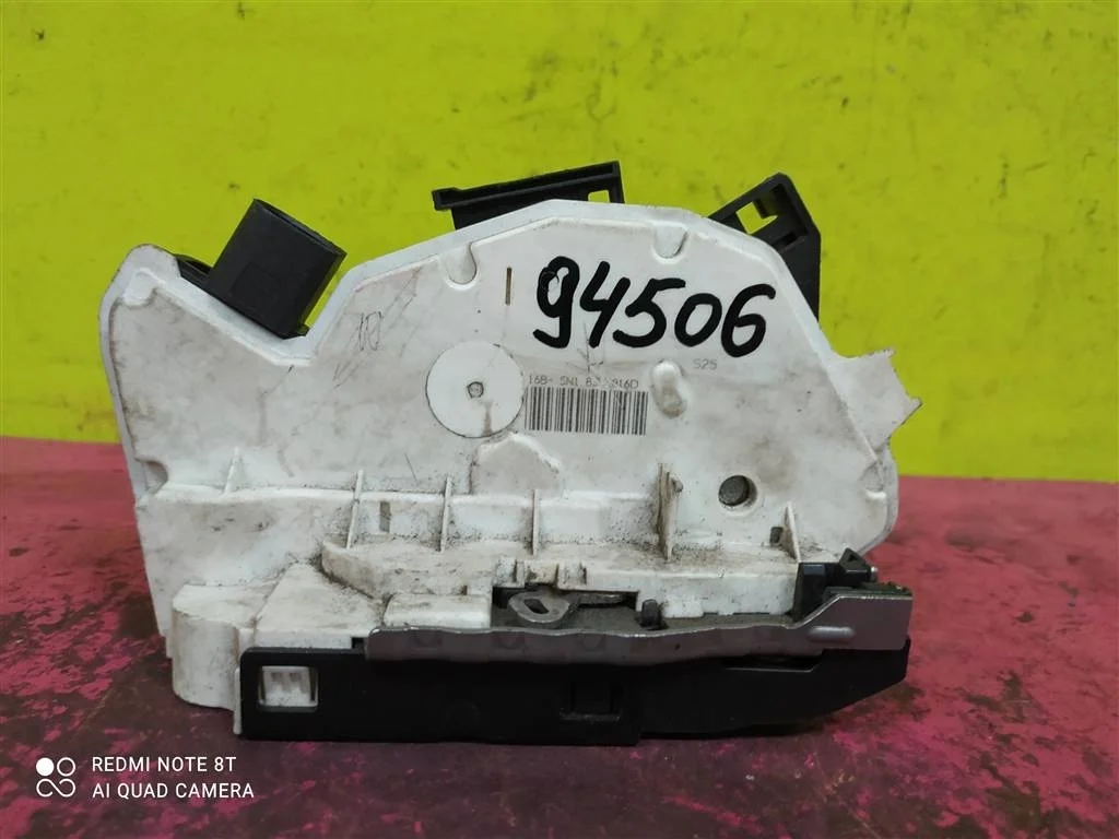 Замок двери передний правый Passat CC Tiguan Fabia