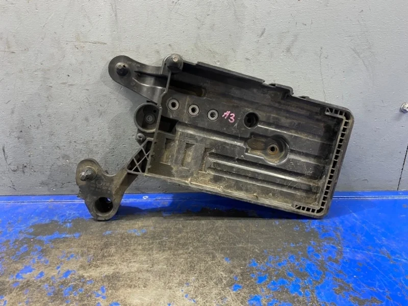 Площадка аккумулятора Audi A3 8V