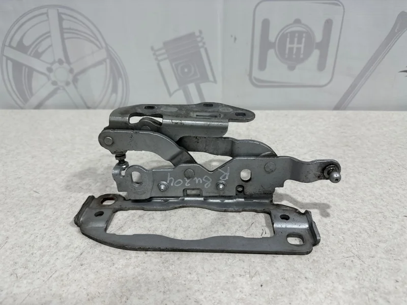 Петля капота правая Mercedes-benz 2008 W204